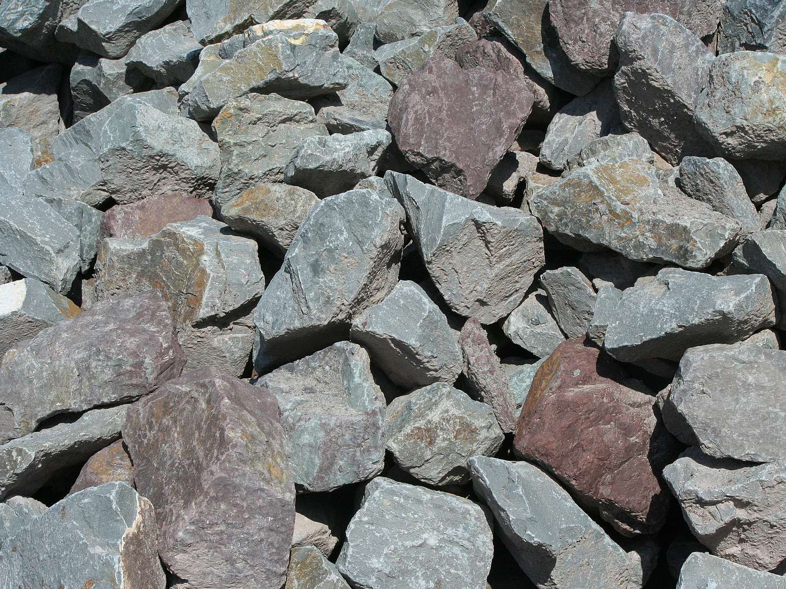 Trockenmauerstein Grauwacke bunt 15 - 45 cm spaltrau