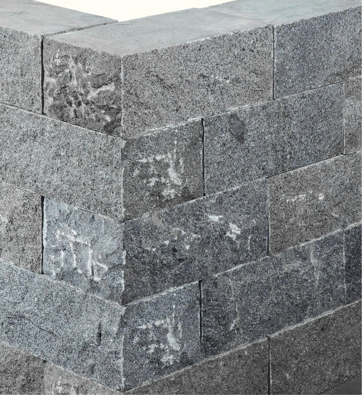 Natursteinmauer Kristall anthrazit Klostermauersteine 15 x 20 x 40 cm Sichflächen spaltrau, Lager-& Stirnflächen gesägt.