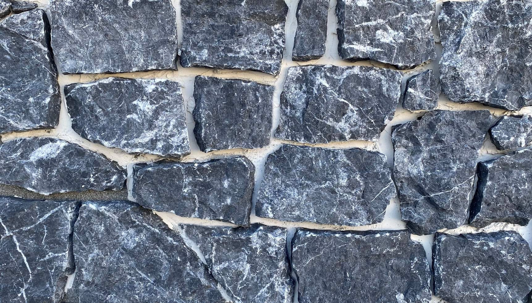Natursteinverblender Ardenna Rocks freie Größen x 4 - 6 cm bruchrau