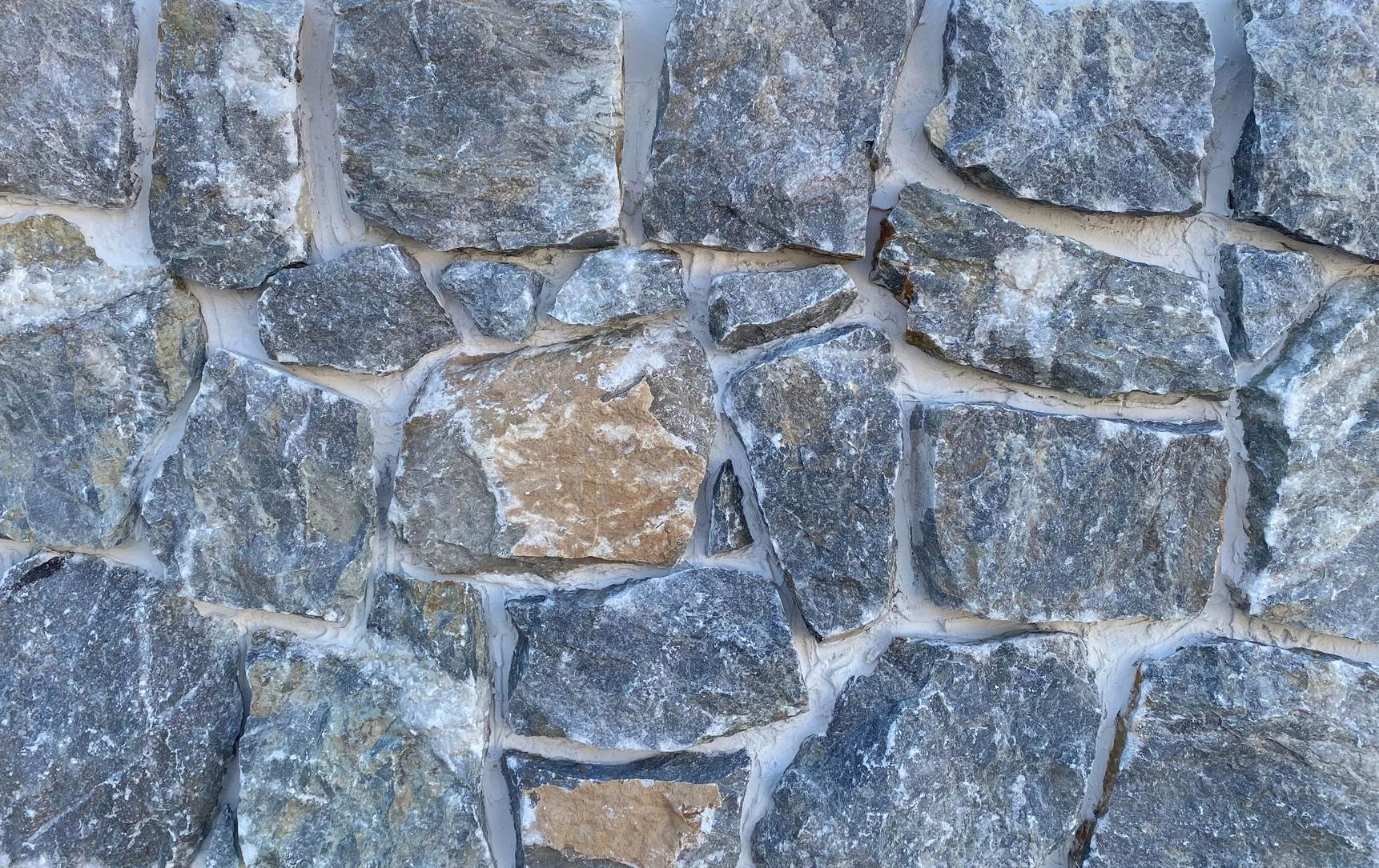 Natursteinverblender Famenna Rock freie Größen x 4 - 6 cm bruchrau