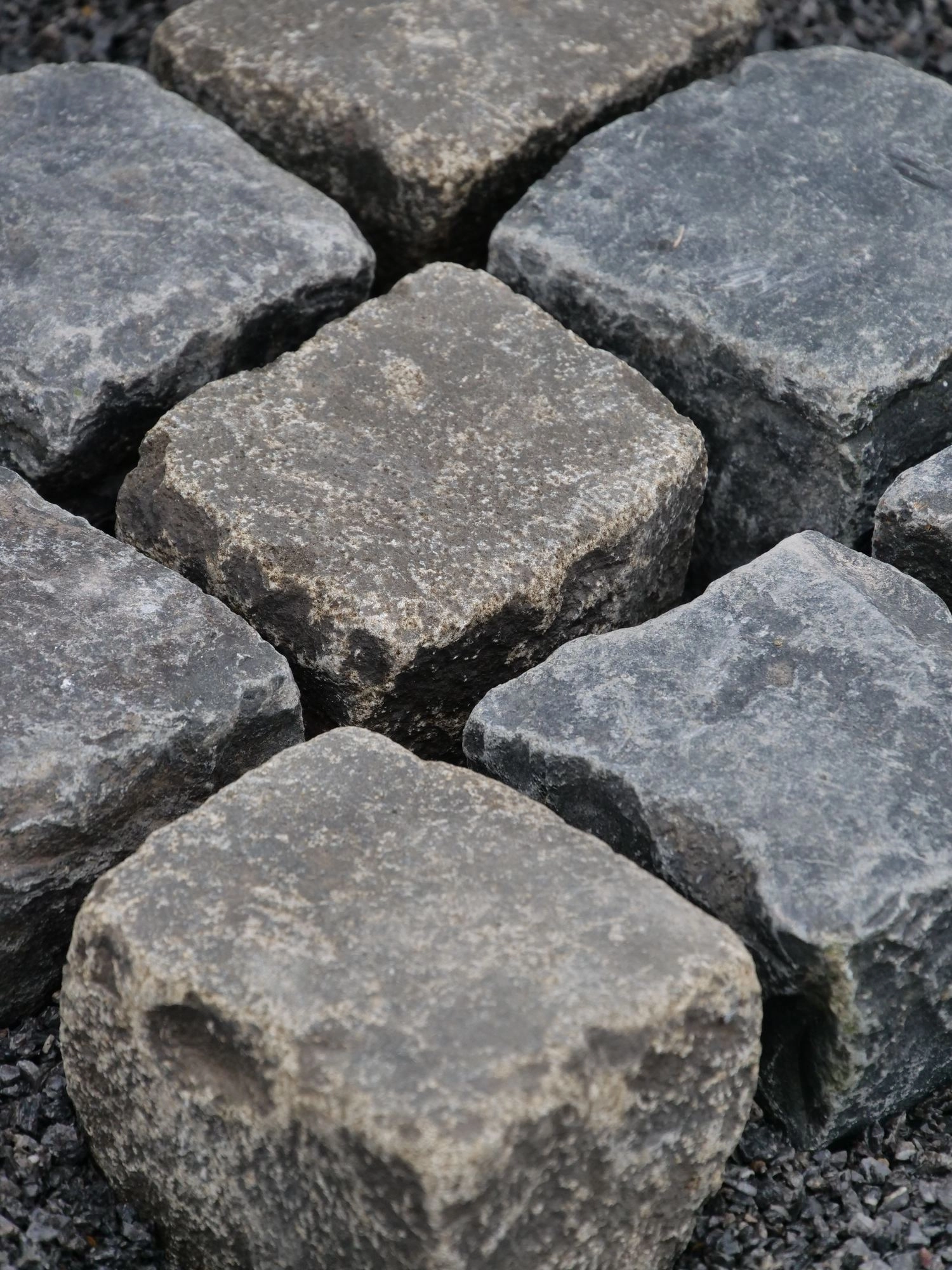 Natursteinpflaster Basalt gebraucht  allseits gespalten